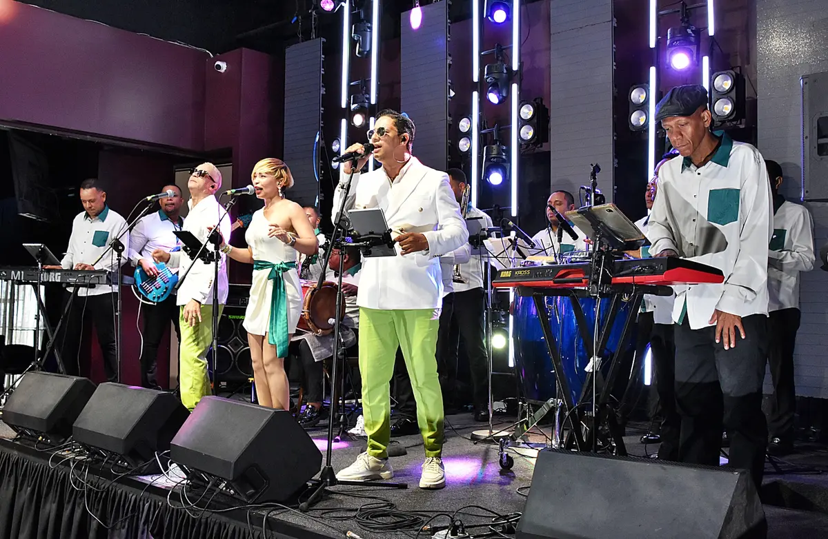 Orquesta Tribanda en una presentación musical en vivo
