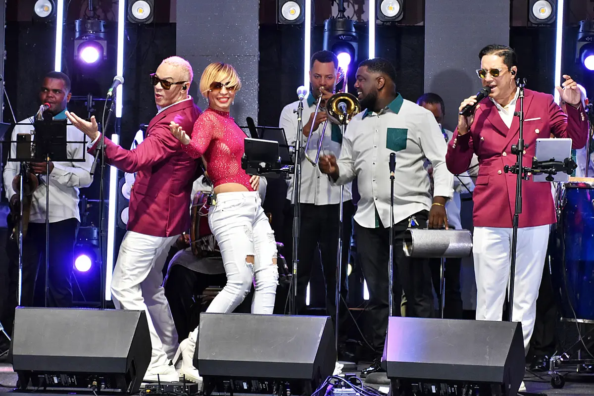 Orquesta Tribanda en una presentación musical en vivo