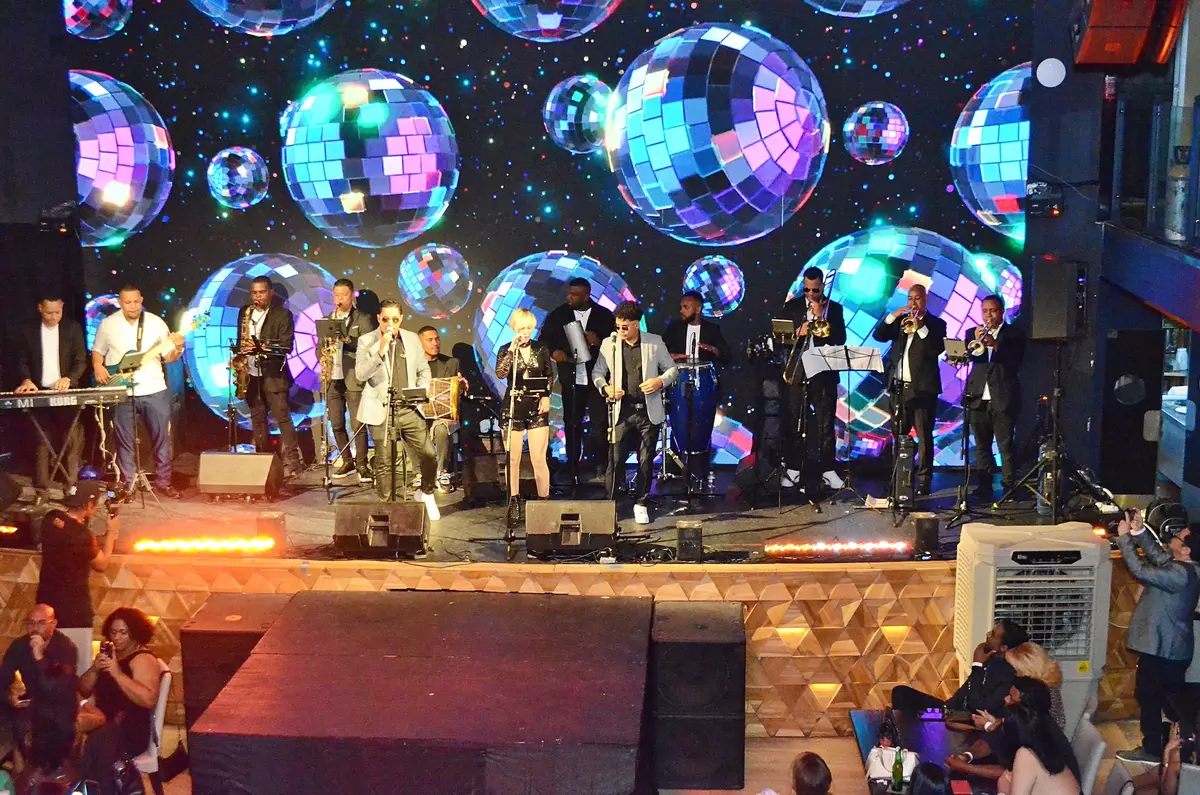 Orquesta Tribanda en una presentación musical en vivo