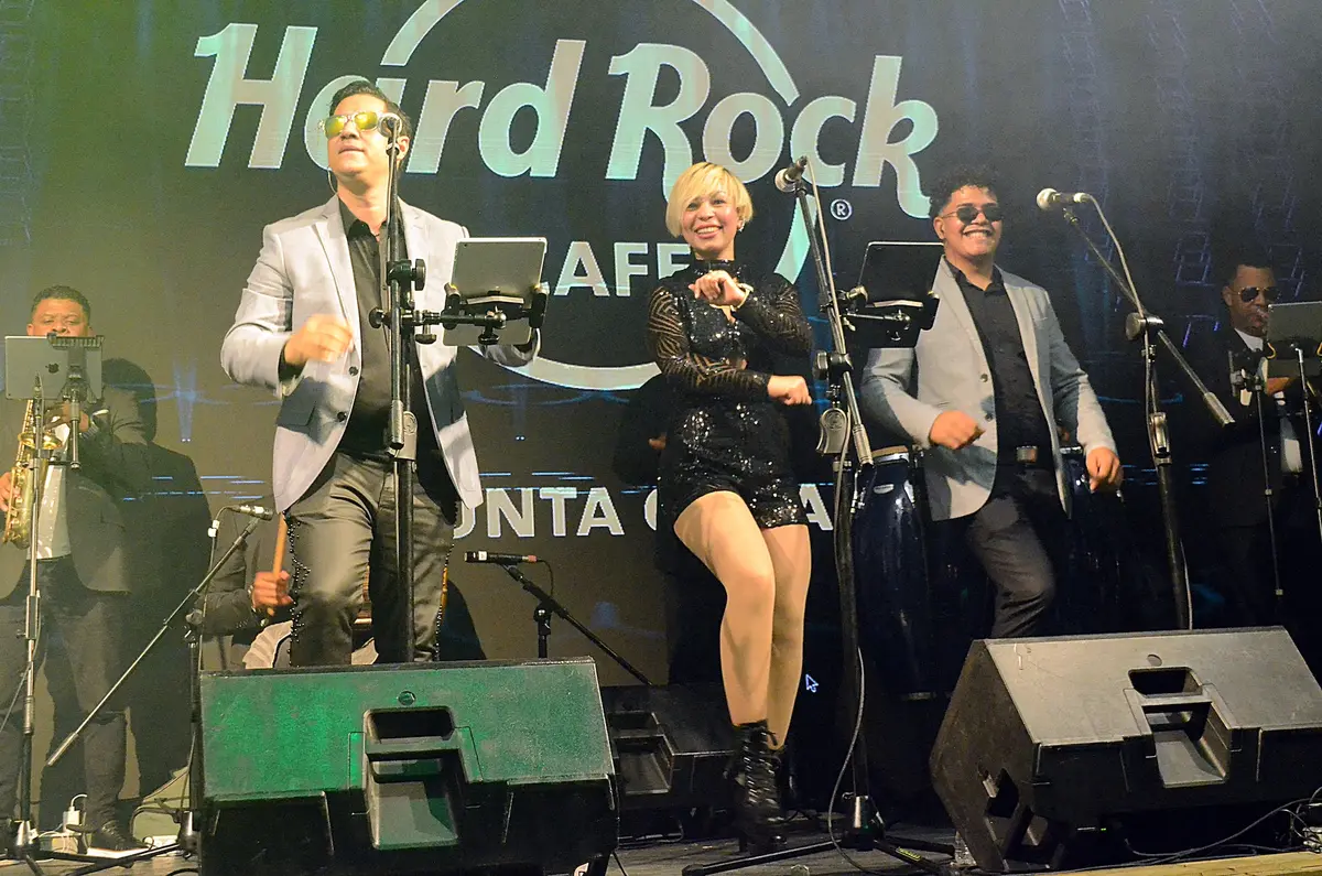 Orquesta Tribanda en una presentación musical en vivo