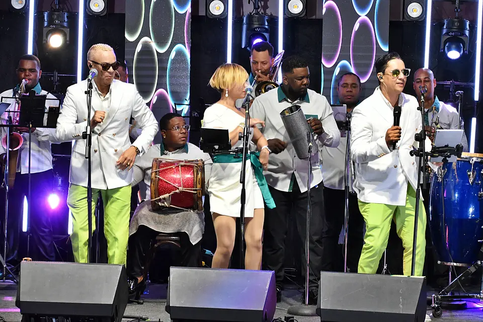 Orquesta Tribanda durante una presentación en vivo